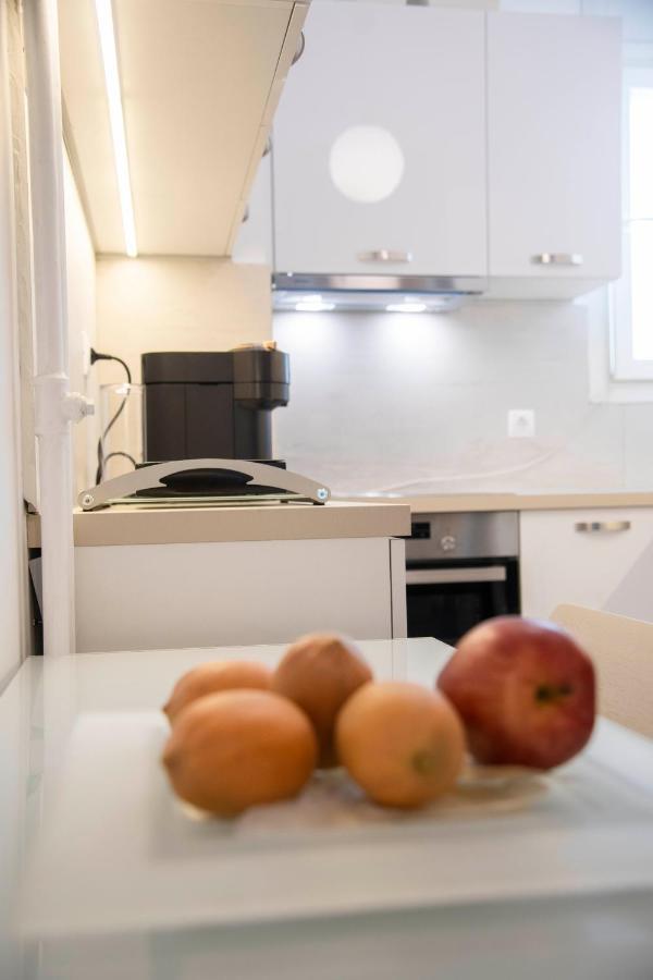 Konstantinos Stylish Brand New Apt In The Heart Of Афины Экстерьер фото