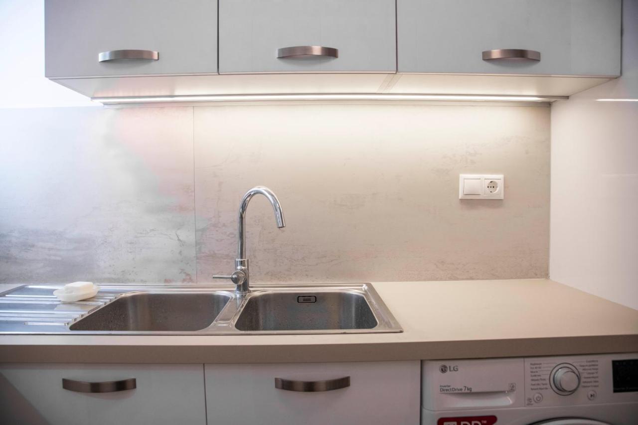 Konstantinos Stylish Brand New Apt In The Heart Of Афины Экстерьер фото
