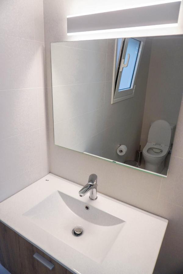 Konstantinos Stylish Brand New Apt In The Heart Of Афины Экстерьер фото